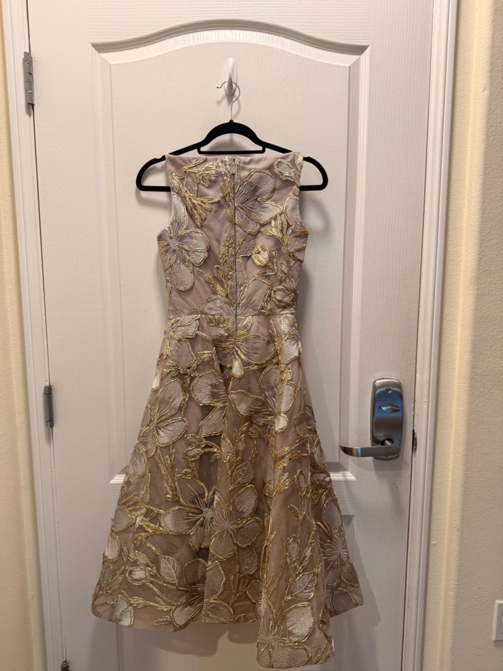HELSI Lulu Floral Embroidered Midi Dress in Platinum/Gold Size XS NWOT - Picture 4 of 4